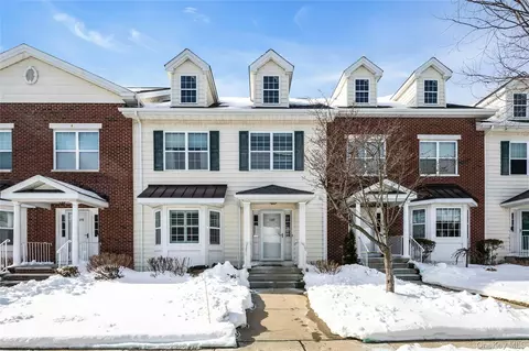 110 Brattle Cir, Melville, NY 11747