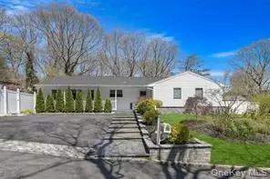 3 Aron St, Smithtown, NY 11787