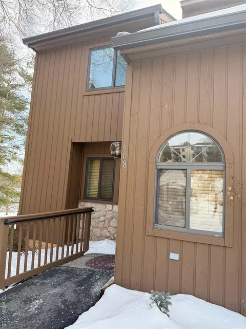 908 Scenic Ln, Poughkeepsie, NY 12603