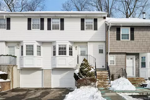 137 Woodlake Dr W, Woodbury, NY 11797