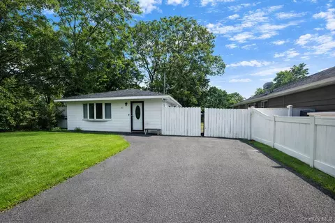 82 Brushwood Dr, Shirley, NY 11967