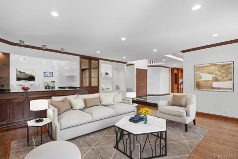 43 Hunt Dr, Jericho, NY 11753