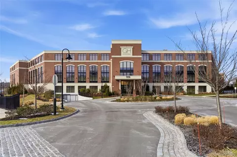 10 Shore Rd #300, North Hempstead, NY 11547