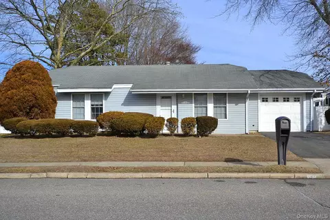 133 Inverness Rd, Holbrook, NY 11741