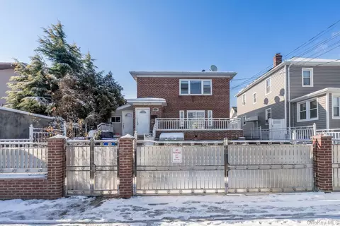 2752 Curtis St, New York, NY 11369