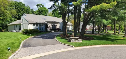 7 Albertson Ln, North Hempstead, NY 11568