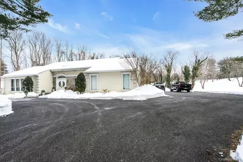 7 Albertson Ln, North Hempstead, NY 11568