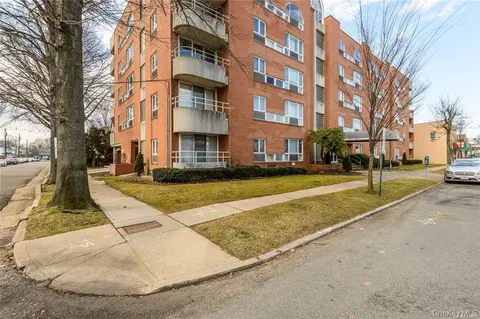 205 Mineola Blvd #4D, North Hempstead, NY 11501