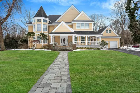 3 Moss Creek Ln, Brookhaven, NY 11772