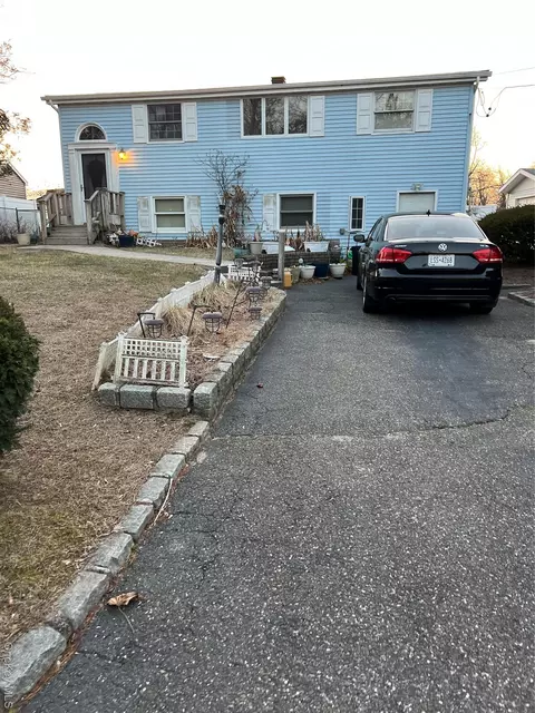 4 Badger Ln, Setauket, NY 11733