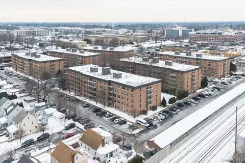 6 Birchwood Ct #5B, Mineola, NY 11501