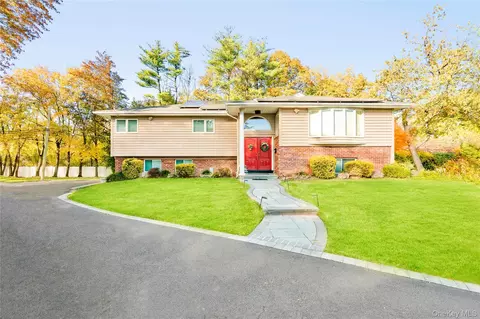 24 Jeffrey Ln, North Hempstead, NY 11020