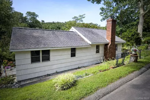 22 Hill Rd, Saint James, NY 11780