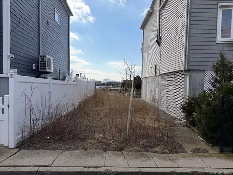308 E 8th Rd, New York, NY 11693