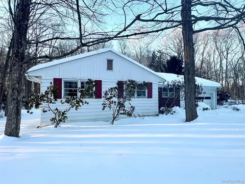 35 Sandi Dr, Poughkeepsie, NY 12603