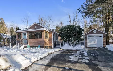 41 Narcissus Rd, Kings Park, NY 11754