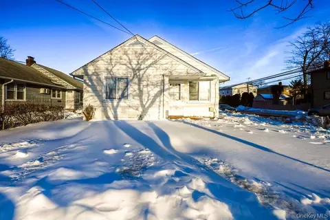 40 Firwood Rd #MAIN ST, North Hempstead, NY 11050