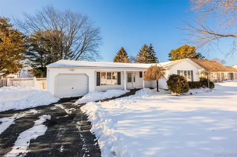 18 Woodbrook Dr, Ridge, NY 11961