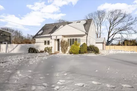 1347 Gardiner Dr, Bay Shore, NY 11706