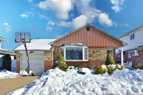 148 Simonson Rd, Mineola, NY 11501