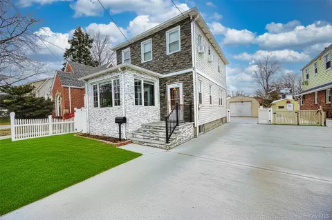 35 Barwick St, Floral Park, NY 11001