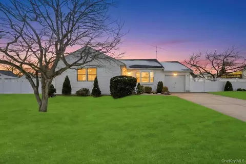 4 Adams St, Hicksville, NY 11801