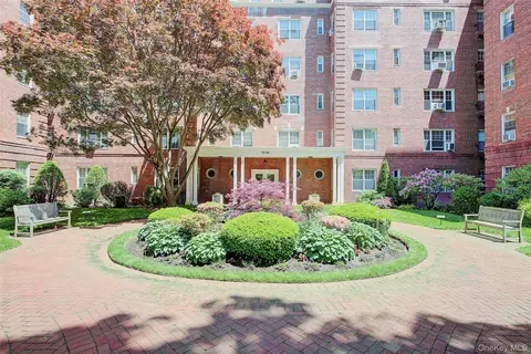77-35 113th St #1H, Forest Hills, NY 11375