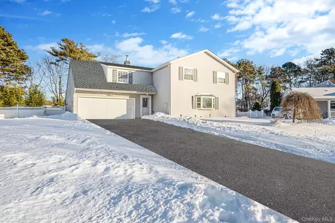 9 Norway Pine Dr, Medford, NY 11763
