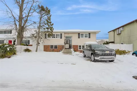 17 Marina Rd, Island Park, NY 11558