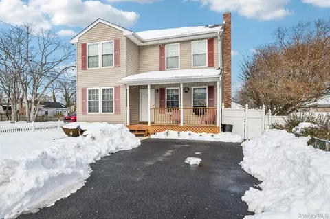 71 Washington Ave, Wheatley Heights, NY 11798
