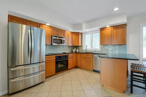 Kitchen - 7 Lorenz Dr, Mount Pleasant, NY 10595 photo 1 of 2