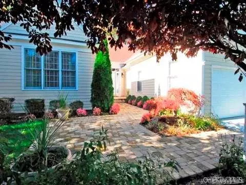 38 Stone Hill Dr S, North Hempstead, NY 11030