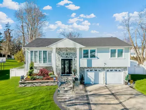 7 Dunhill Rd, North Hempstead, NY 11040