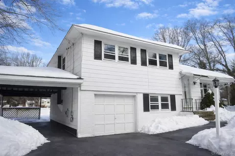 10 Lori St, Poughkeepsie, NY 12603