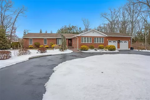69 Churchill Ln, Smithtown, NY 11787