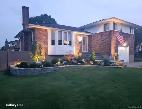 129 Stephen St, Levittown, NY 11756