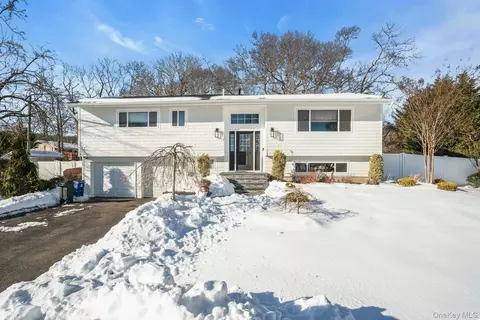 34 Corsa St, Dix Hills, NY 11746