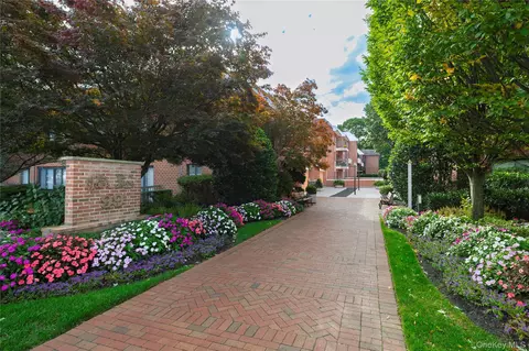 99 S Park Ave #320, Rockville Centre, NY 11570