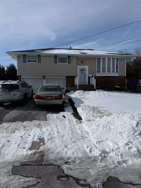 192 E 5th St, Deer Park, NY 11729