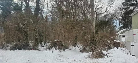 16 Hickory St, Babylon, NY 11798