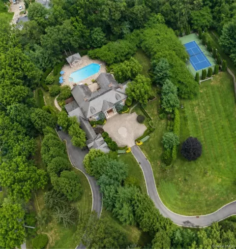 660 Chicken Valley Rd, Locust Valley, NY 11560