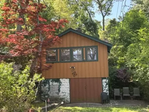 40 Hawthorne Rd, Rocky Point, NY 11778
