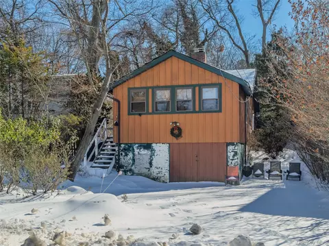 40 Hawthorne Rd, Rocky Point, NY 11778