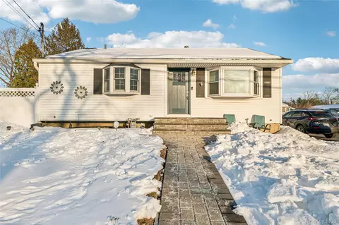 662 College Rd, Farmingville, NY 11738