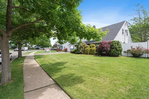 51 Shepherd Ln, Levittown, NY 11756