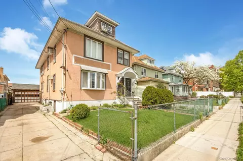 42-28 159th St, Flushing, NY 11358