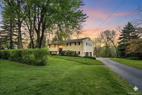 569 Millburn Ct, Clarkstown, NY 10989