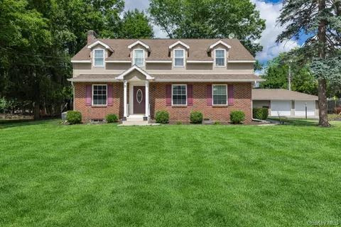 3 Mansion Dr, Hyde Park, NY 12538