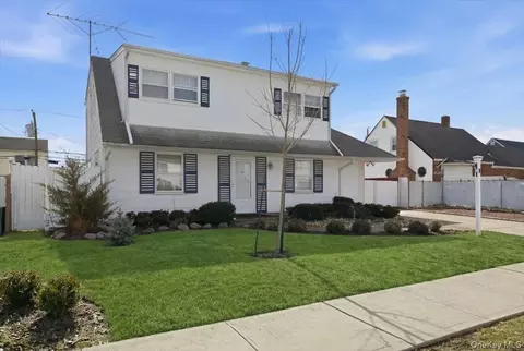 24 Crag Ln, Levittown, NY 11756