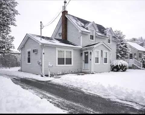 131 E Alhambra Ave, Lindenhurst, NY 11757